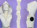 Maniquí con una capucha de tela cruda, mostrando cómo hacer una capucha.