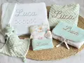 Conjunto de canastilla para bebé con bordado "Luca". Incluye toalla, mantita, peluche y cambiador. ¡Patrones canastilla bebé gratis para crear un regalo único!