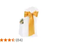 Silla blanca cubierta con tela para lazos dorados, adornada con un ramo de flores.