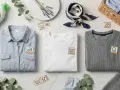 Ropa doblada, jabón ecológico y símbolos de lavado. El algodón stretch, con su significado de comodidad y adaptabilidad, se muestra en esta escena.