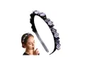 Diadema negra con flores de pedrería morada, ideal para peinados elegantes. Aprende como hacer diademas con puntillas para un toque chic.