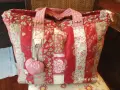 Bolso de tela patchwork, ideal para aprender como hacer bolsas de tela. Confeccionado con retales florales rojos y beige.