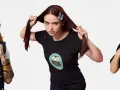 Mujer con tatuajes y camiseta de gorila, chica con camiseta de búho, niño con camiseta de piruletas. Ideas para como hacer una camiseta personalizada.