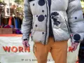 Hombre con chaqueta acolchada beige con manchas negras y bisontes. Aprende como arreglar una chaqueta acolchada para que dure.