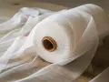 Rollo de organza blanca, mostrando diferentes tipos de organza para manualidades y decoración.