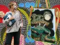 Mujer con bolso y cartera de bordar con punzón, con Totoro en un árbol y fondo de tejido abstracto.