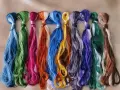 Un surtido de hilos de seda de colores vibrantes, listos para dar vida a cualquier proyecto de bordado.