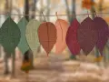 Hojas de tela de otoño colgadas en una cuerda. Ideas de cosas para hacer con telas, como manualidades o decoración.