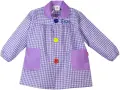 Batas con nombre bordado "Enzo", a cuadros lilas y blancos, con bolsillos y botones de colores.