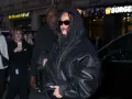 Rihanna, con su capucha transformada en un elegante cuello de cuero, se dirige a su coche.
