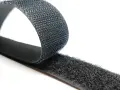 Cinta negra con dos caras: una suave y otra con pequeños ganchos. Así es que es velcro, ideal para unir objetos.