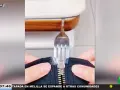 Demostración de como arreglar una cremallera con un tenedor. Un tenedor se usa para manipular una cremallera atascada.