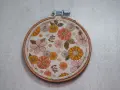 Bastidor con tela estampada de flores estilo retro. Ideal para crear patrones para bordar en bastidor y dar un toque vintage a tus creaciones.