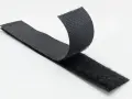Cintas de velcro negro separándose. Inspirado en la naturaleza, George de Mestral es quién inventó el velcro.