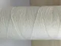 Rollo de hilo blanco de merino lana, listo para tejer prendas suaves y cálidas.