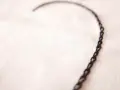 Un delicado corazón bordado con punto cadeneta sobre tela clara.