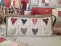 Estuche de tela con apliques de corazones de patchwork. Un patrón encantador para guardar tus tesoros de costura.