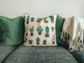 Cojín con estampado de cactus, ideal para inspirar ideas para coser a mano y dar vida a tus proyectos.