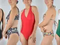 Cinco mujeres lucen diferentes modelos de bañador. Un patrón de bañador para mujer que realza la figura.