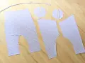 Piezas de tela a rayas lilas, listas para coser un patrón de peto para bebé.