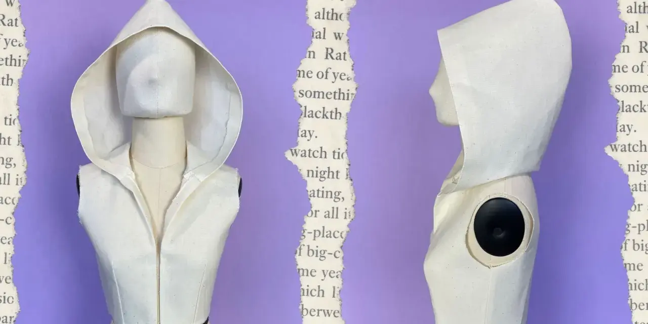 Maniquí con una capucha de tela cruda, mostrando cómo hacer una capucha.