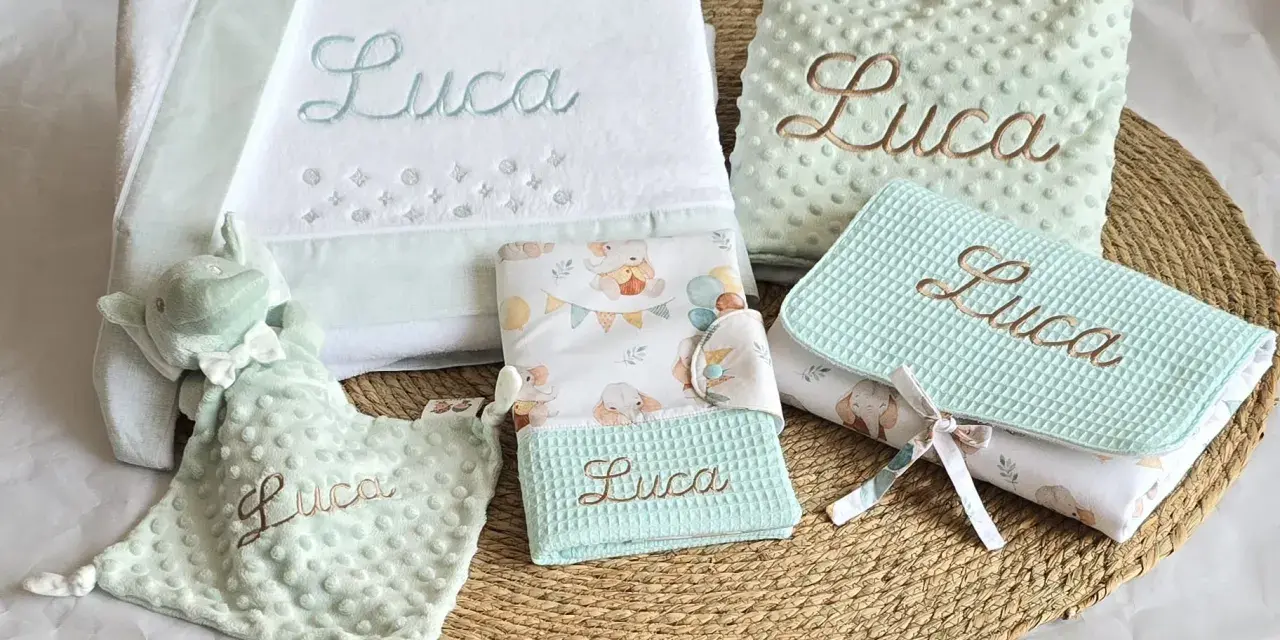 Conjunto de canastilla para bebé con bordado "Luca". Incluye toalla, mantita, peluche y cambiador. ¡Patrones canastilla bebé gratis para crear un regalo único!