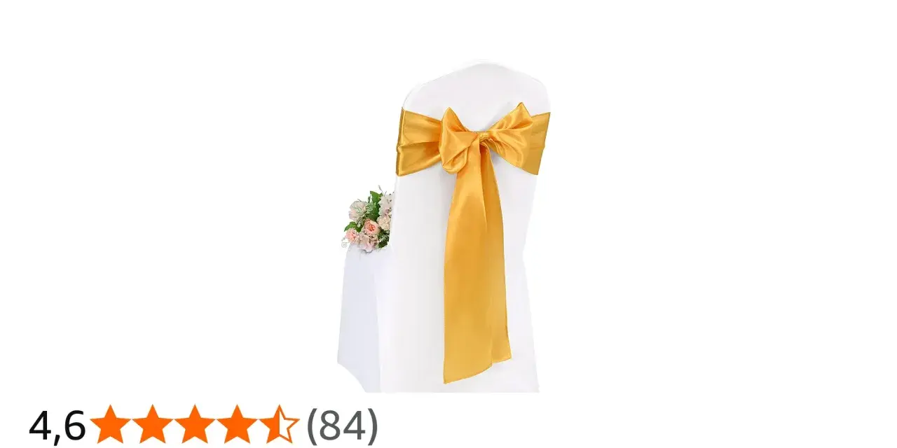 Silla blanca cubierta con tela para lazos dorados, adornada con un ramo de flores.