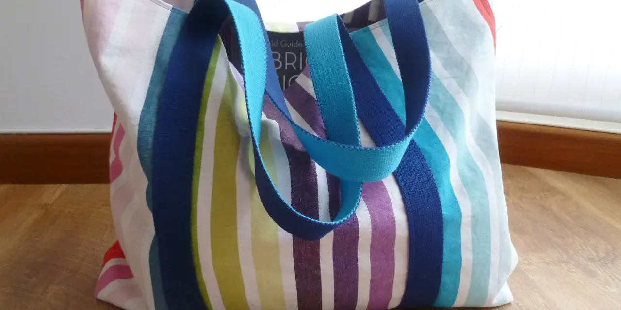 Bolsa de playa a rayas, ideal para aprender como hacer una bolsa de playa.