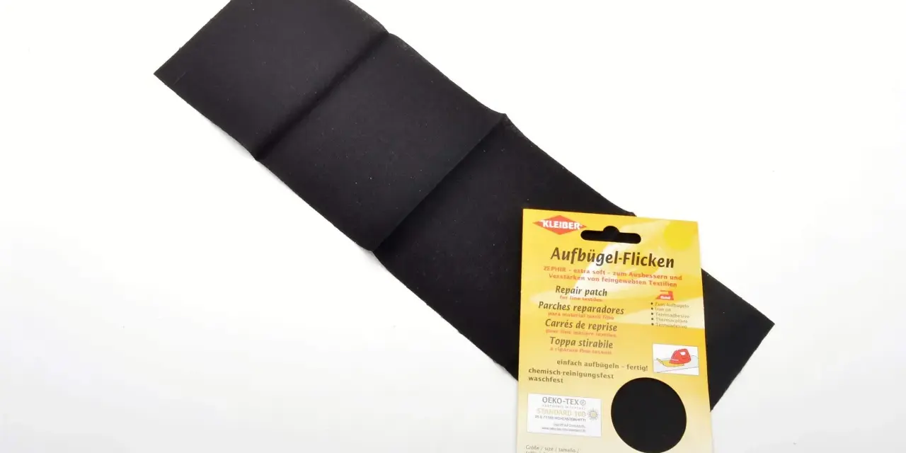 Parche negro para reparar textiles, ideal para saber como pegar un parche con plancha. Fácil de usar y duradero.