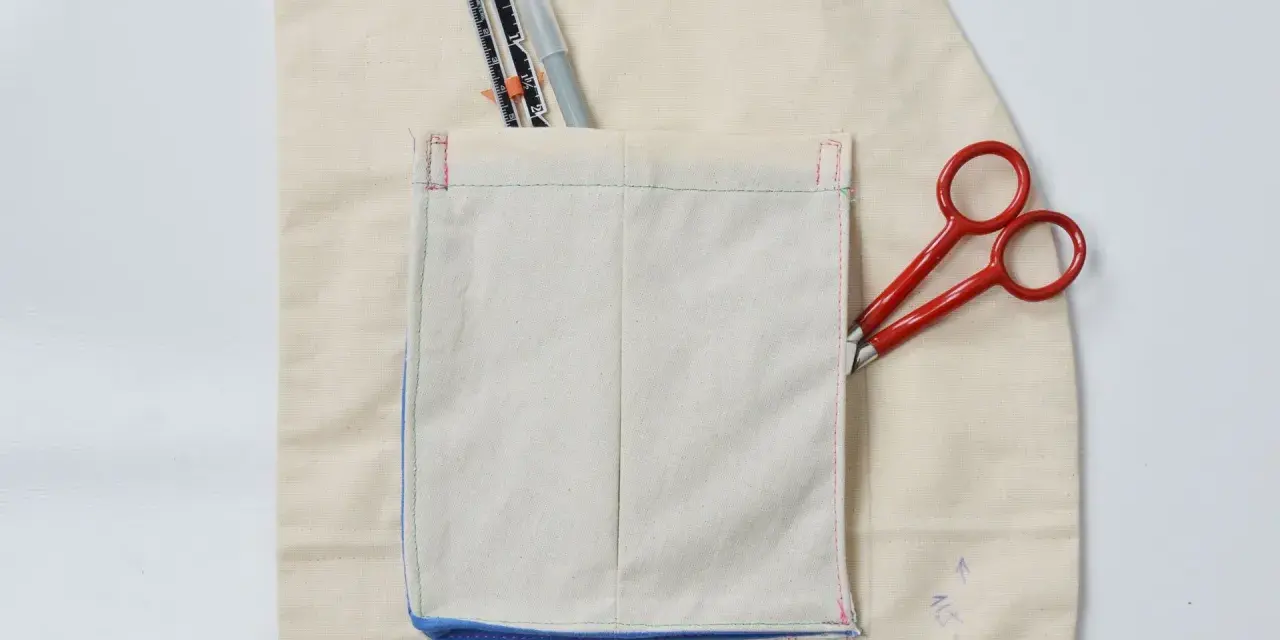 Detalles de costura y herramientas para crear diferentes tipos de bolsillos para abrigos. Tijeras rojas y un rotulador de tela.