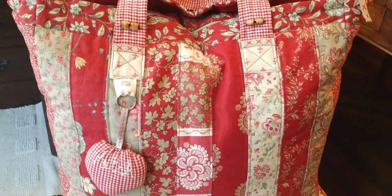 Bolso de tela patchwork, ideal para aprender como hacer bolsas de tela. Confeccionado con retales florales rojos y beige.
