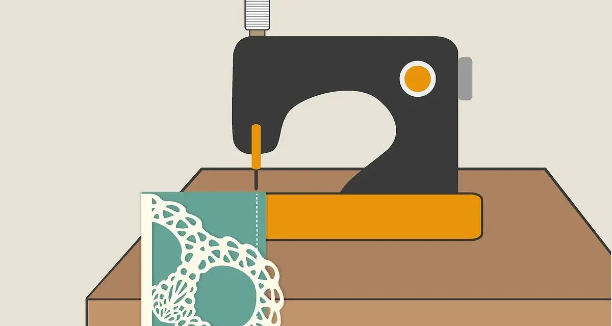 Máquina de coser sobre una mesa, lista para coser los encajes en telas.