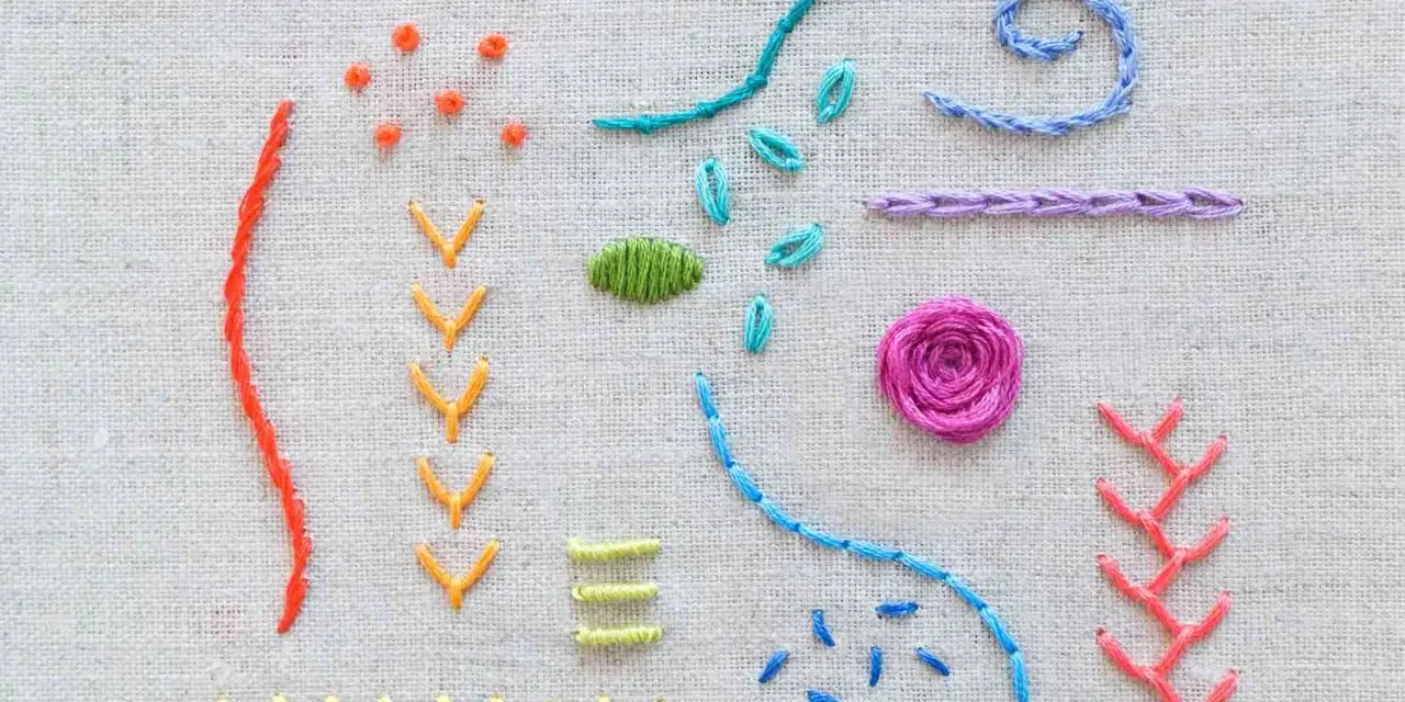 Ejemplos de puntadas para bordado principiantes: líneas, puntos, flechas, espirales y una flor.