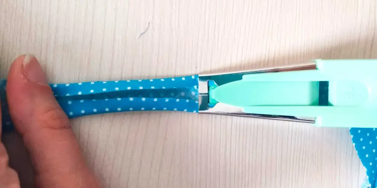 Herramienta para doblar tela y crear un bies perfecto. Paso a paso, cómo hacer un bies de tela.