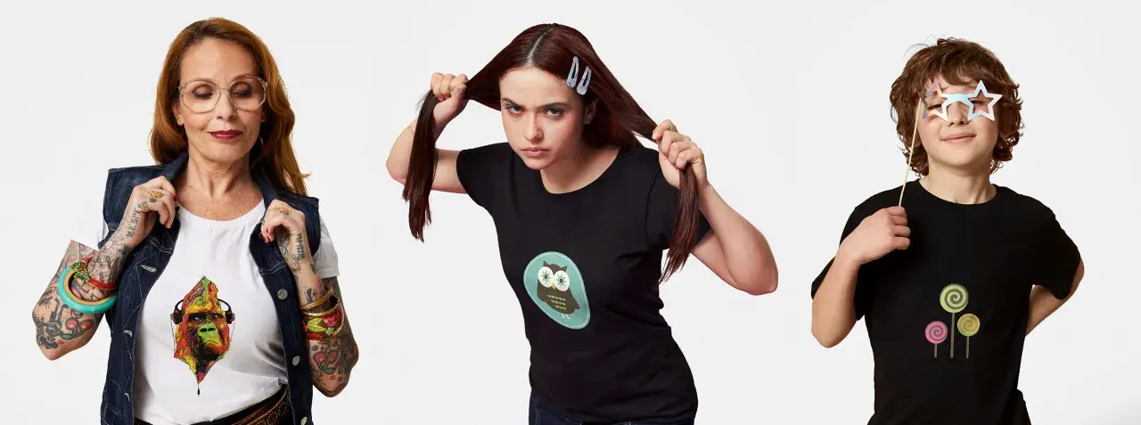Mujer con tatuajes y camiseta de gorila, chica con camiseta de búho, niño con camiseta de piruletas. Ideas para como hacer una camiseta personalizada.