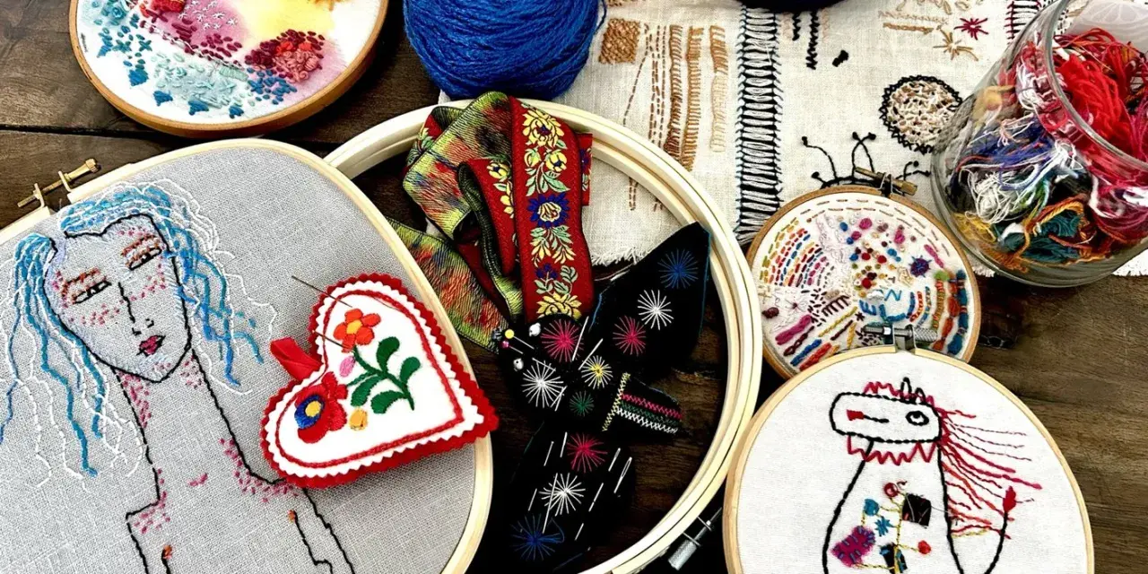 Un conjunto de aros de bordado con diseños coloridos y un estilo de bordado creativo. Hay un retrato de mujer, un corazón, un caballo y otros motivos.