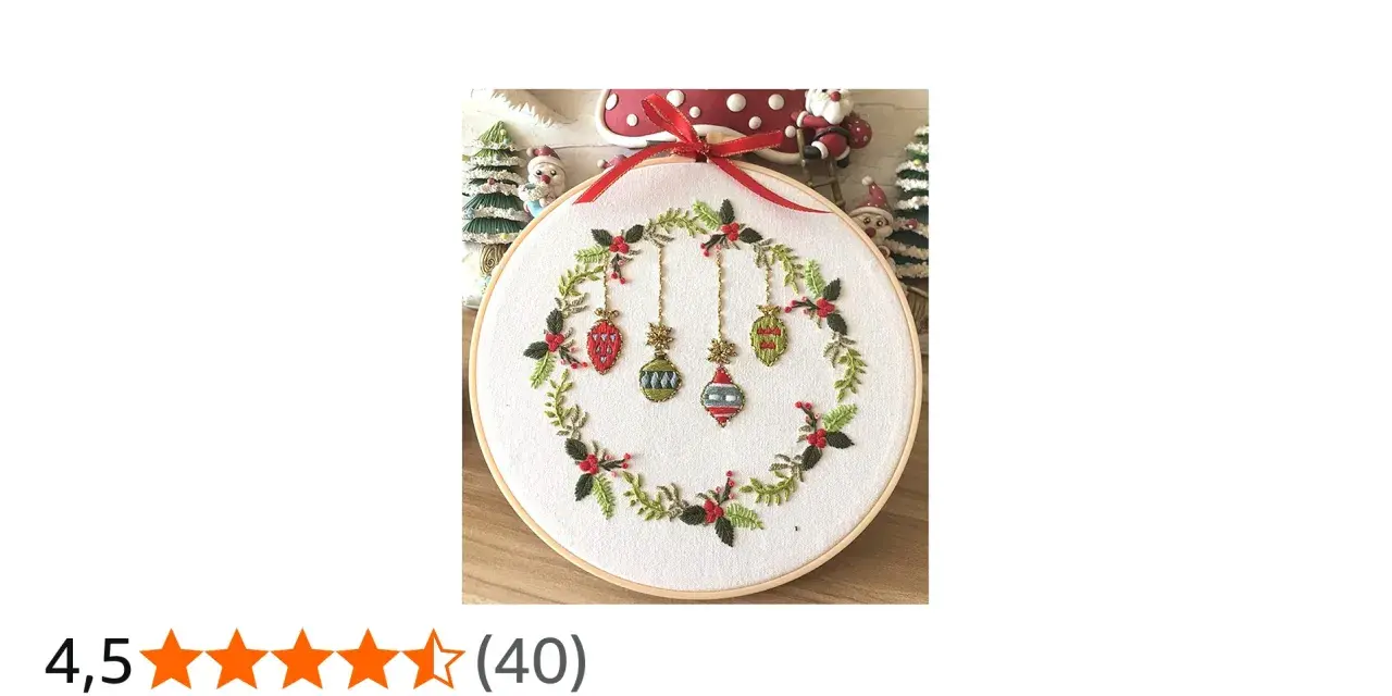 Hermosos patrones bordado navidad con adornos colgantes y guirnalda de acebo.