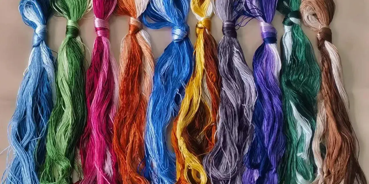 Un surtido de hilos de seda de colores vibrantes, listos para dar vida a cualquier proyecto de bordado.