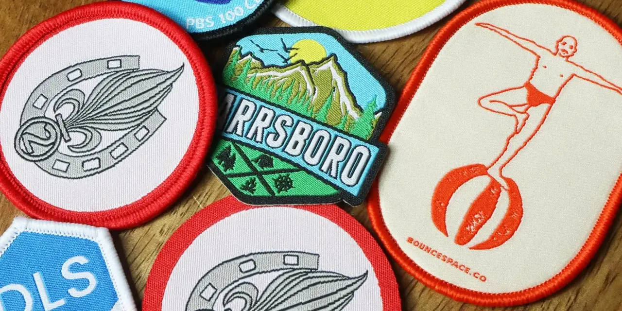 Variedad de parches para ropa, con diseños de herraduras, montañas y un clavadista. Ideas para como hacer parches para ropa.