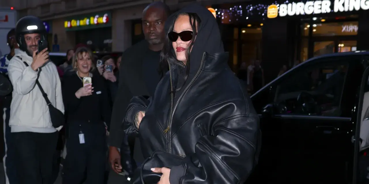 Rihanna, con su capucha transformada en un elegante cuello de cuero, se dirige a su coche.