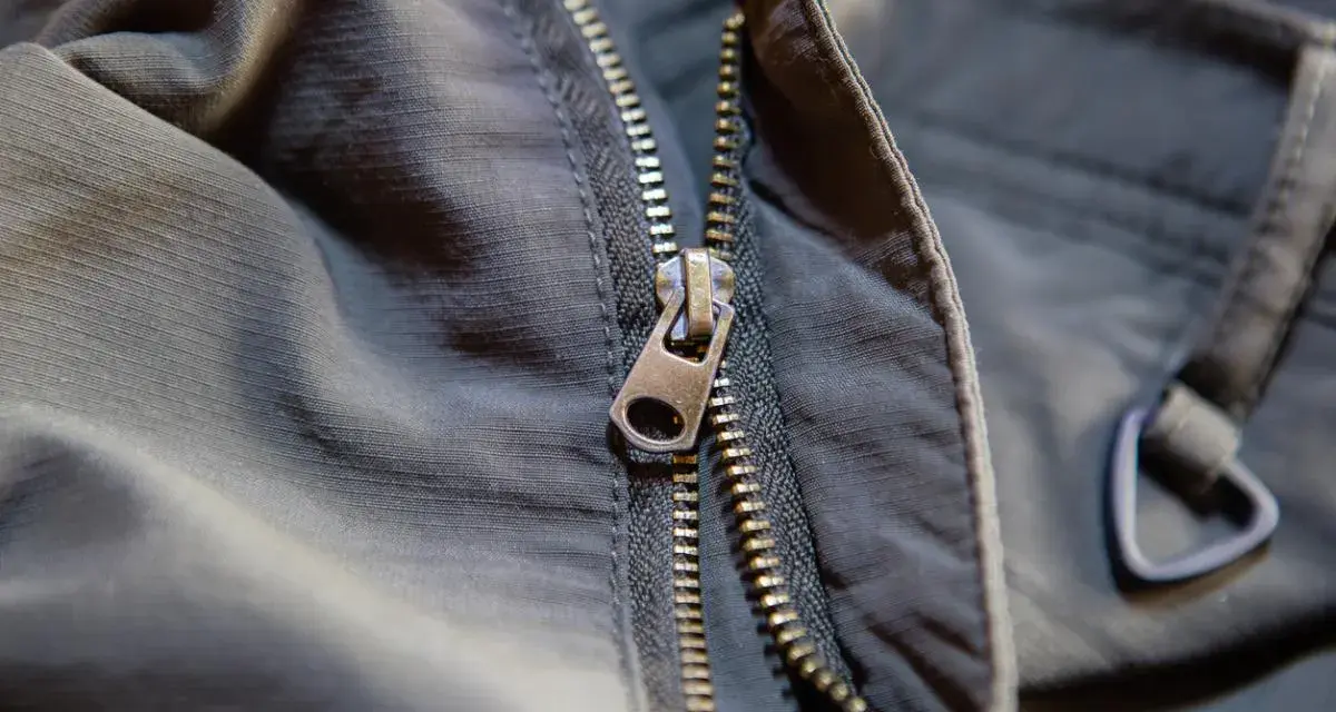 Detalle de cremallera de chaqueta oscura, útil para saber como arreglar una cremallera atascada o rota.
