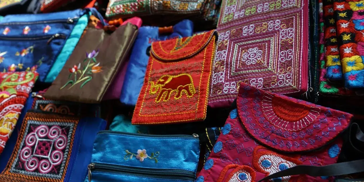 Bolsos de tela originales con bordados de elefantes, flores y patrones geométricos. ¡Inspiración para hacer bolsos de tela originales!