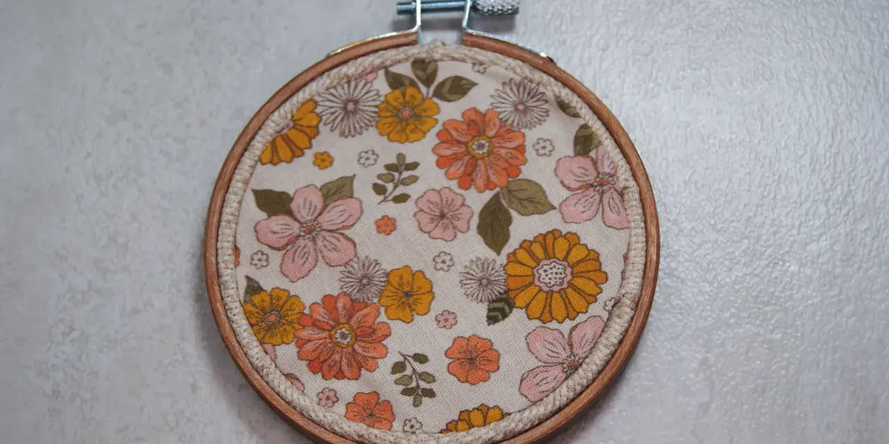 Bastidor con tela estampada de flores estilo retro. Ideal para crear patrones para bordar en bastidor y dar un toque vintage a tus creaciones.