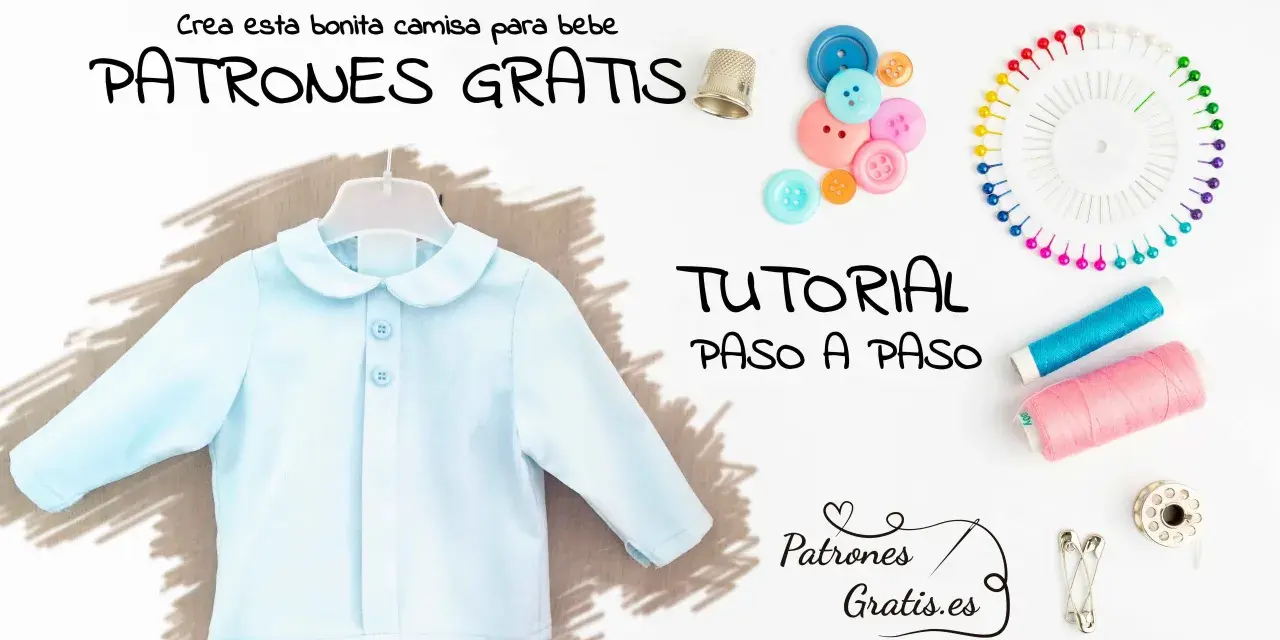 Camisa de bebé azul colgada, con botones y accesorios de costura. ¡Descarga patrones gratis de bebé para imprimir y crea esta prenda!