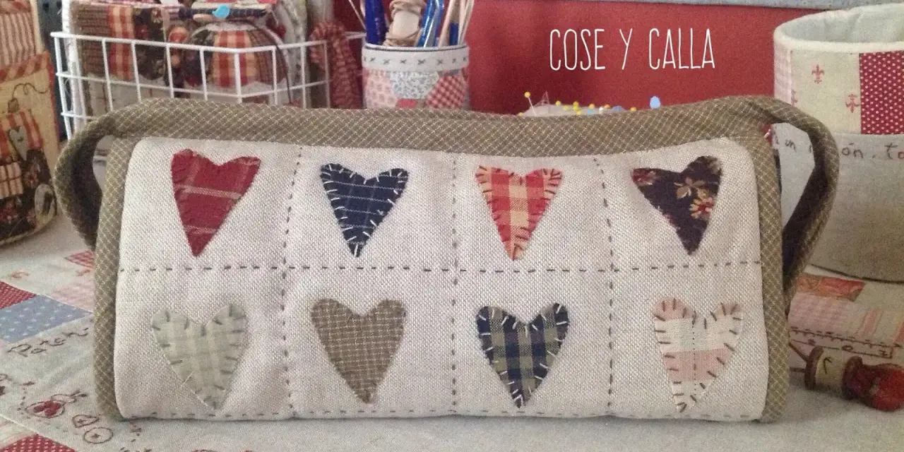 Estuche de tela con apliques de corazones de patchwork. Un patrón encantador para guardar tus tesoros de costura.