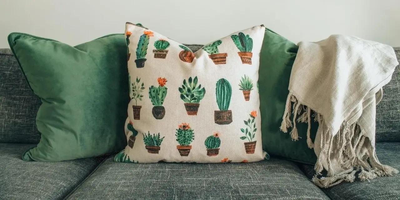Cojín con estampado de cactus, ideal para inspirar ideas para coser a mano y dar vida a tus proyectos.