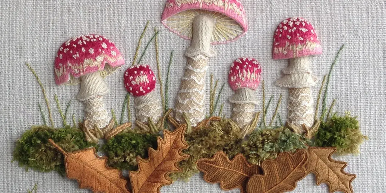 Un bosque encantado cobra vida con un detallado bordado 3D de setas, musgo y hojas de roble.
