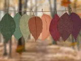 Hojas de tela de otoño colgadas en una cuerda. Ideas de cosas para hacer con telas, como manualidades o decoración.