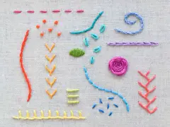 Ejemplos de puntadas para bordado principiantes: líneas, puntos, flechas, espirales y una flor.