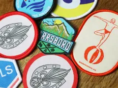 Variedad de parches para ropa, con diseños de herraduras, montañas y un clavadista. Ideas para como hacer parches para ropa.
